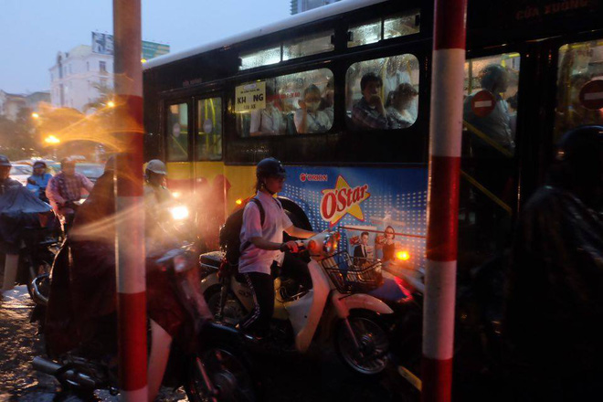 chum anh anh huong cua bao so 10 nguoi ha noi voi va ve nha trong con mua lon