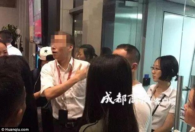 co truong mang nham ho chieu hon 150 hanh khach phai doi chuyen bay toi ngay hom sau