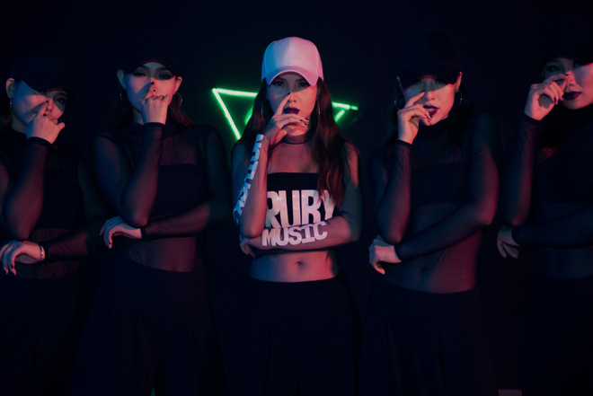 yen trang ep can nghiem ngat de tu tin khoe duong cong boc lua