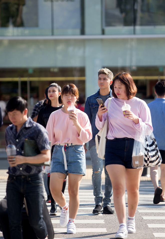 vo chong truong quynh anh va tim dep noi bat tren duong pho han quoc