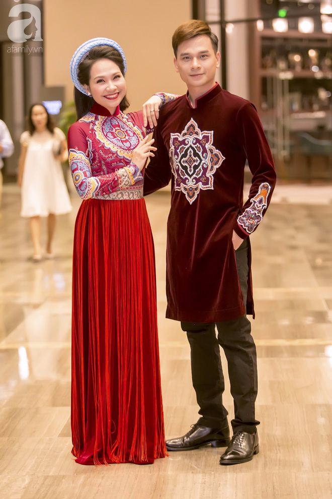 mc danh tung lan dau dien ao dai sanh doi cung my lan