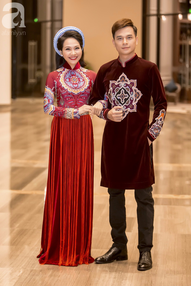 mc danh tung lan dau dien ao dai sanh doi cung my lan