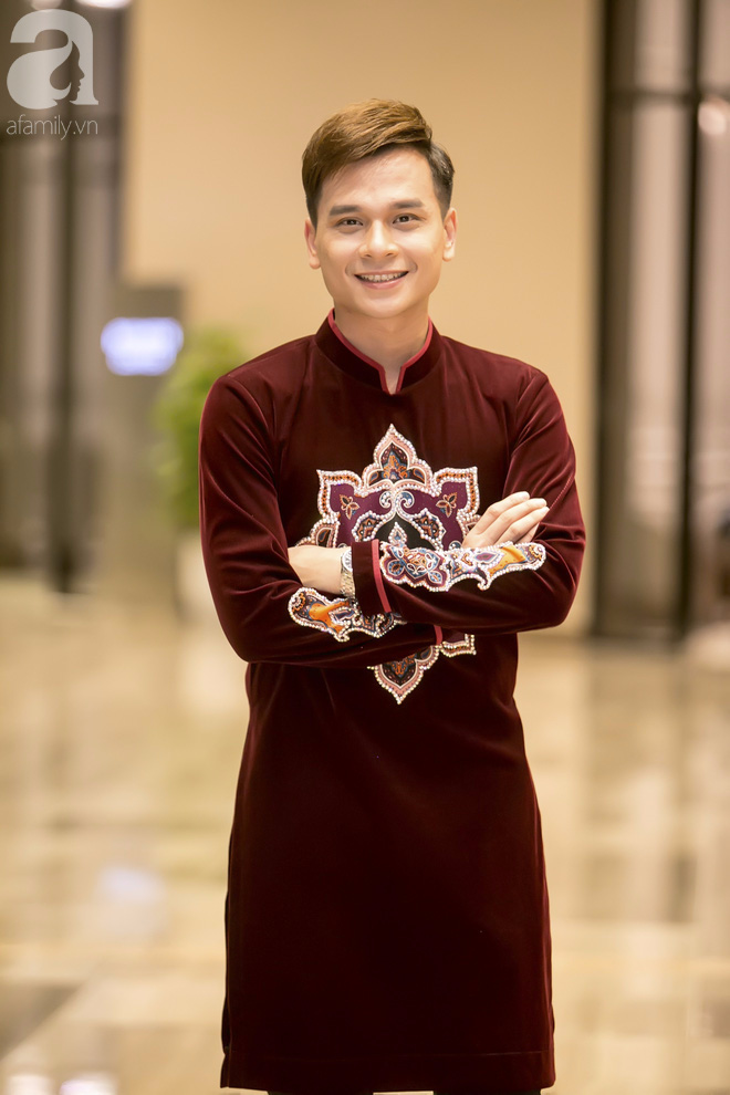 mc danh tung lan dau dien ao dai sanh doi cung my lan