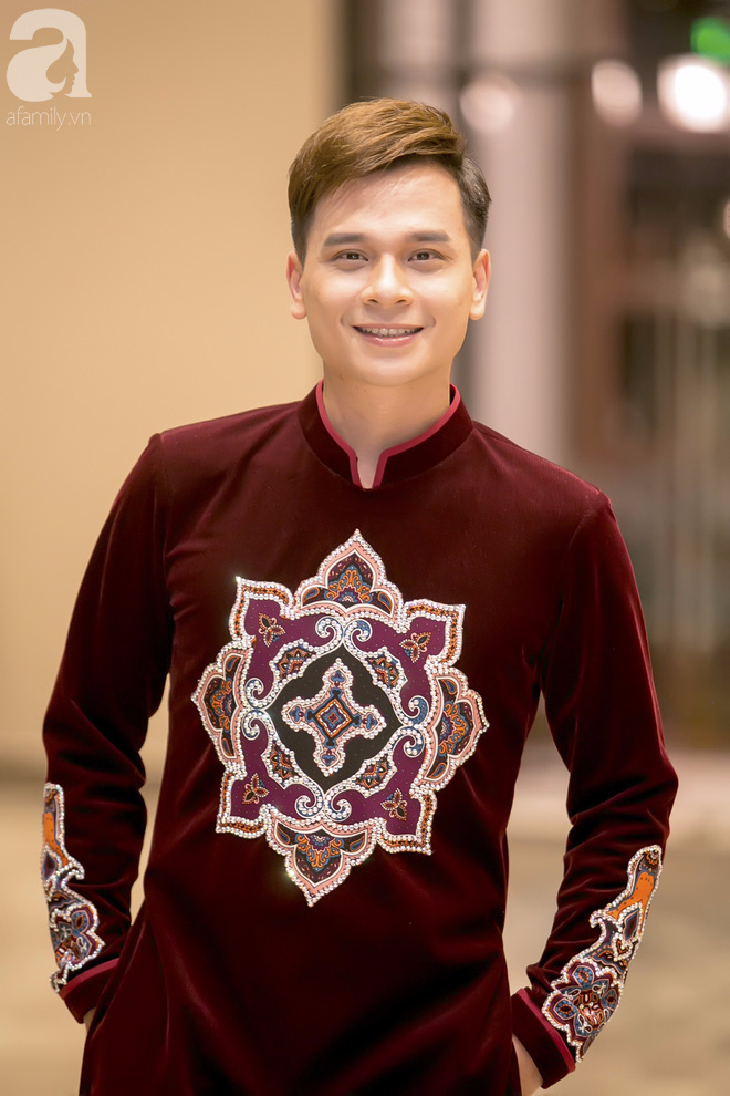 mc danh tung lan dau dien ao dai sanh doi cung my lan