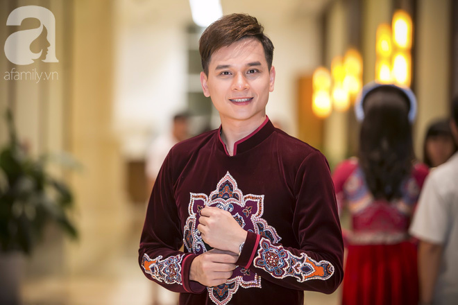 mc danh tung lan dau dien ao dai sanh doi cung my lan