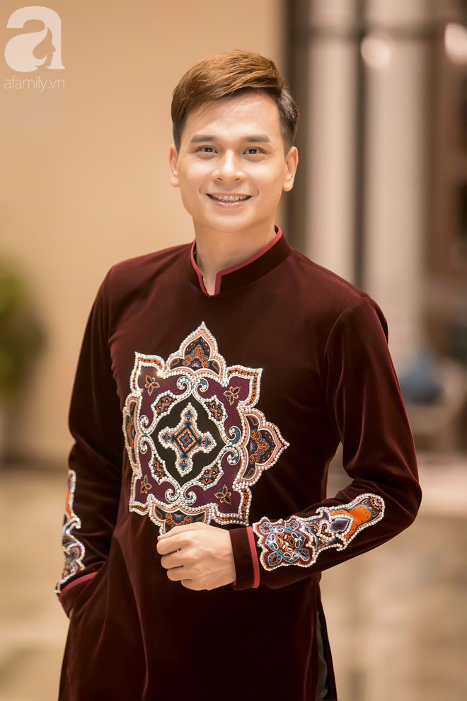 mc danh tung lan dau dien ao dai sanh doi cung my lan