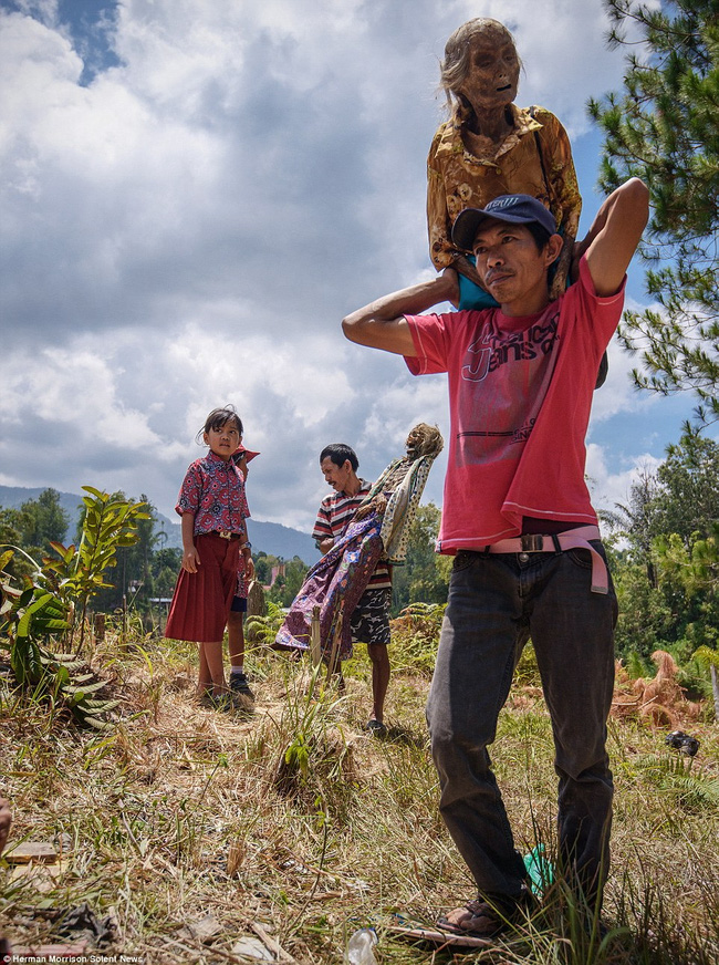 dao mo thay ao moi cho xac chet day chinh la mot tap tuc rung ron nhat tai indonesia