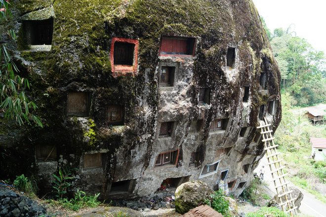 dao mo thay ao moi cho xac chet day chinh la mot tap tuc rung ron nhat tai indonesia