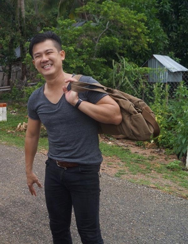 nhan sac vo hai kem 10 tuoi cua van quang long 1088