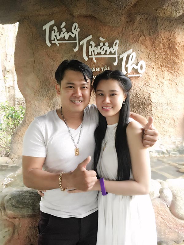 nhan sac vo hai kem 10 tuoi cua van quang long 1088