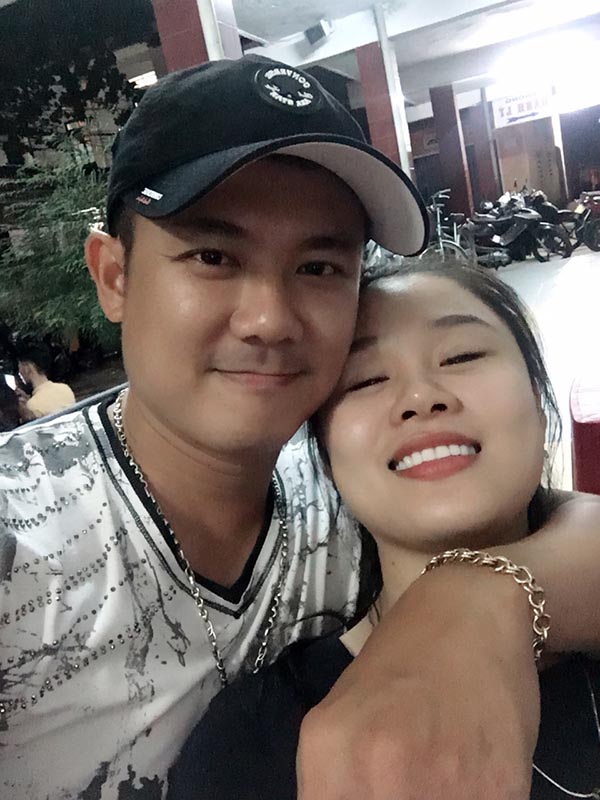 nhan sac vo hai kem 10 tuoi cua van quang long 1088