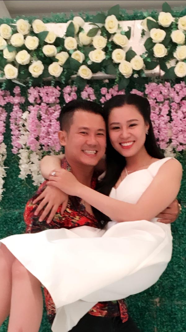 nhan sac vo hai kem 10 tuoi cua van quang long 1088