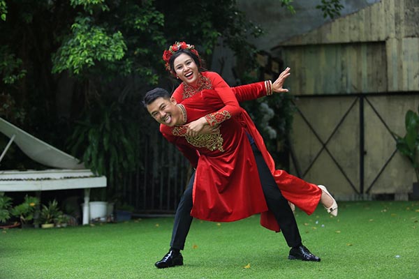 nhan sac vo hai kem 10 tuoi cua van quang long 1088