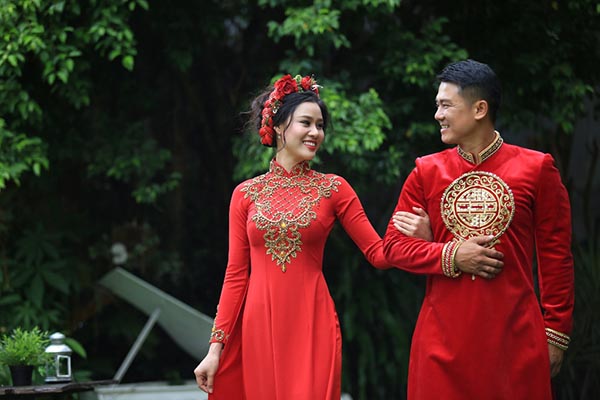 nhan sac vo hai kem 10 tuoi cua van quang long 1088