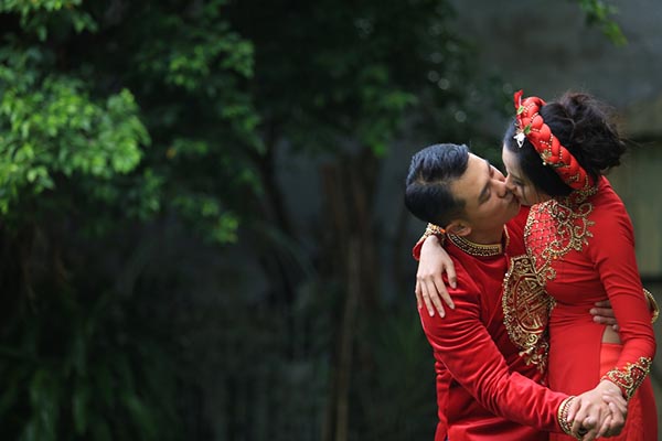 nhan sac vo hai kem 10 tuoi cua van quang long 1088