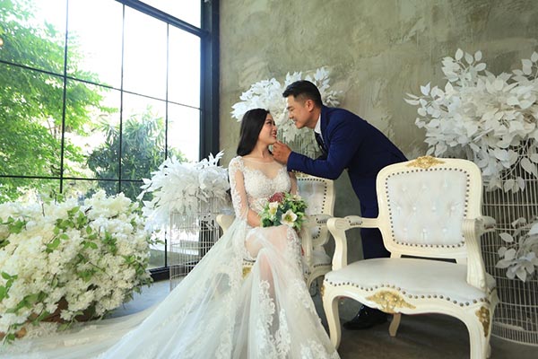 nhan sac vo hai kem 10 tuoi cua van quang long 1088