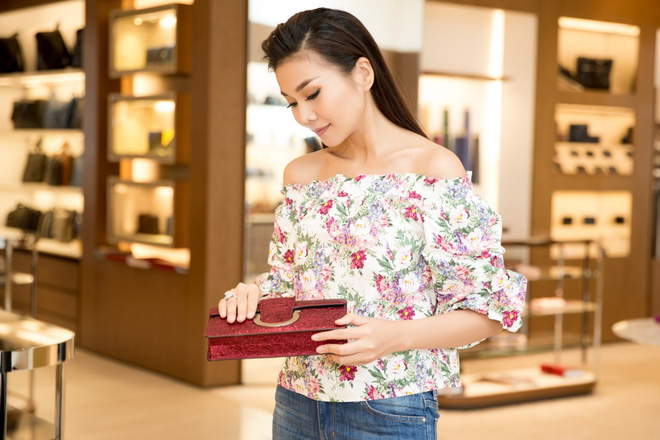 thanh hang nu tinh voi ao hoa khoe vai tran quyen ru