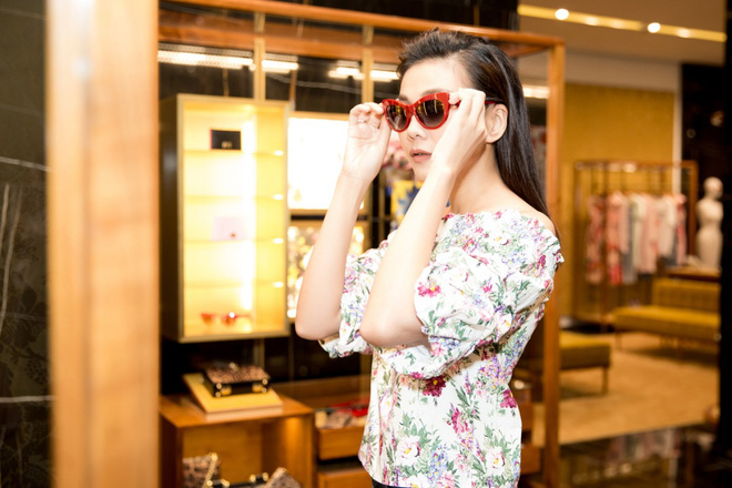 thanh hang nu tinh voi ao hoa khoe vai tran quyen ru