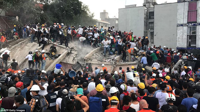khung canh do nat tan hoang tai mexico sau dong dat nha sap hon 100 nguoi thiet mang va nhung tieng keu cuu tu khap noi