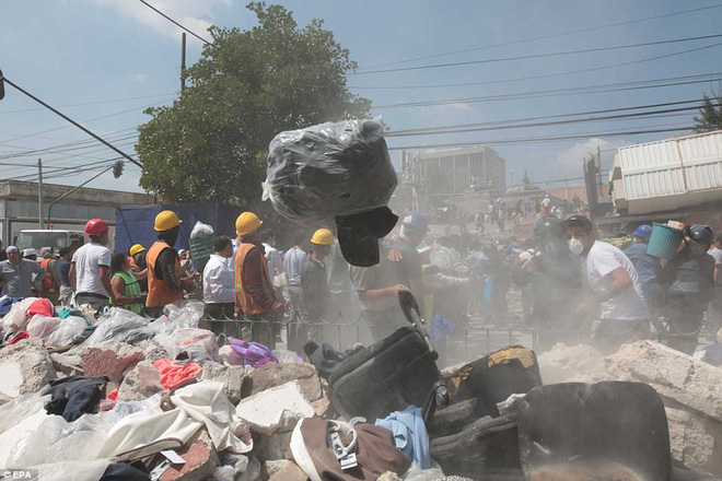 khung canh do nat tan hoang tai mexico sau dong dat nha sap hon 100 nguoi thiet mang va nhung tieng keu cuu tu khap noi
