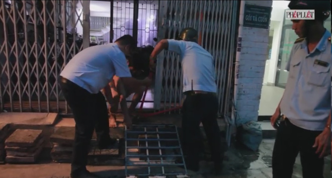 nguoi chay xe may theo ong doan ngoc hai doi bac thang may anh cu ngang qua la lam ao ao