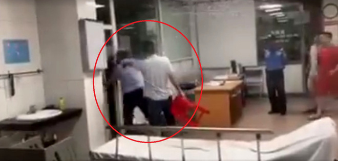 vu giam doc hanh hung nu bac si tai benh vien khong du yeu to cau thanh toi gay roi trat tu cong cong