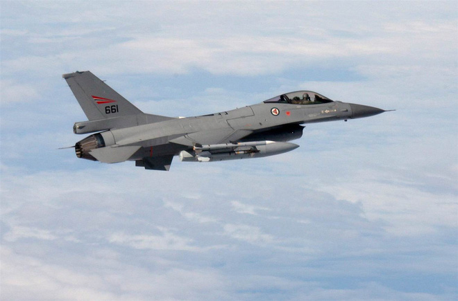 f 16 na phao toc do 6000 phatphut vao thap kiem soat 3 si quan hut chet he lo su that