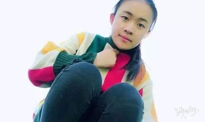 nang nac dung canh vet xuoc tren xe lexus do minh gay ra nu sinh bat ngo vi nhan duoc mon qua vo gia