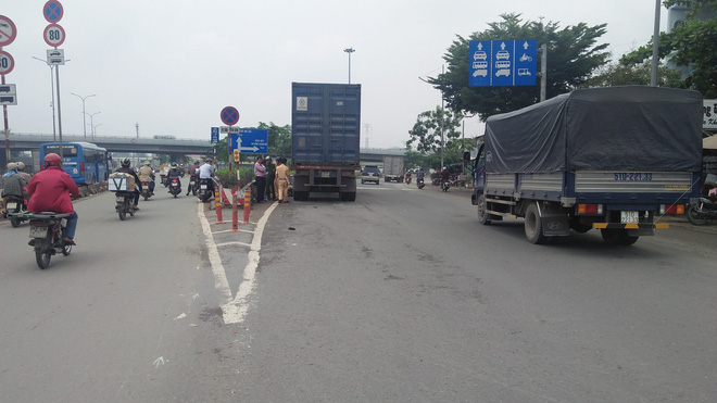 nguoi phu nu cung xe may bi cuon vao gam xe container keo le hang chuc met