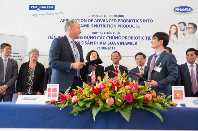vinamilk hop tac voi tap doan dinh duong hang dau the gioi chr hansen