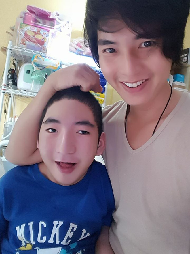ong bo tre gat nuoc mat dong vai bien thai moi ngay chi de doi lay nu cuoi cua con trai dang song thuc vat