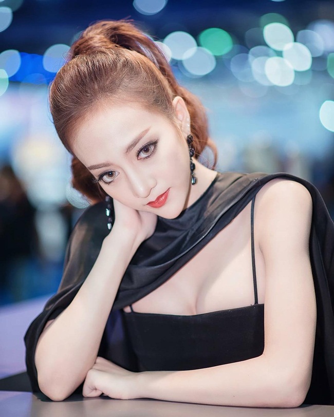 ve dep nong bong cua co nguoi mau 18 tuoi khien dan mang ran ran chia se