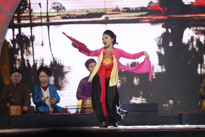 xuat hien be 9 tuoi xinh xan khien lai van sam phai tro tai hat xam