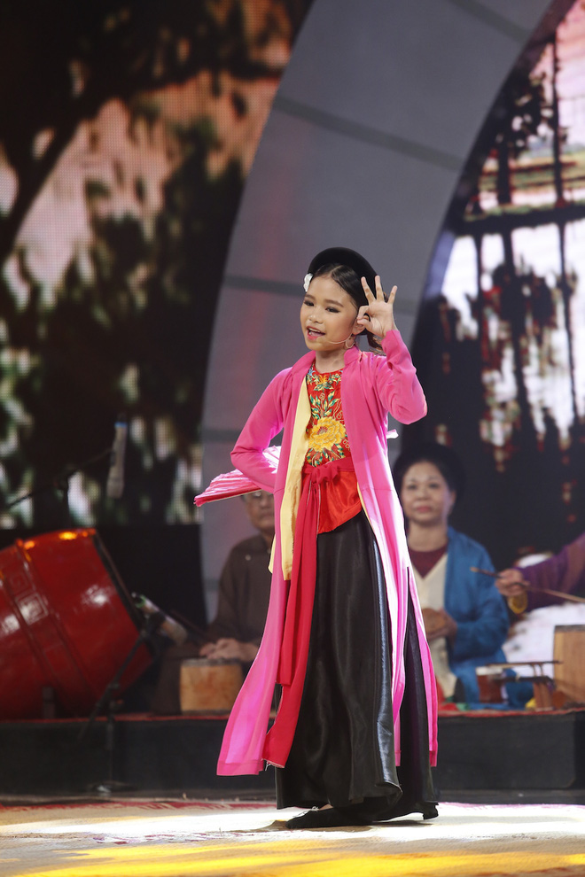 xuat hien be 9 tuoi xinh xan khien lai van sam phai tro tai hat xam