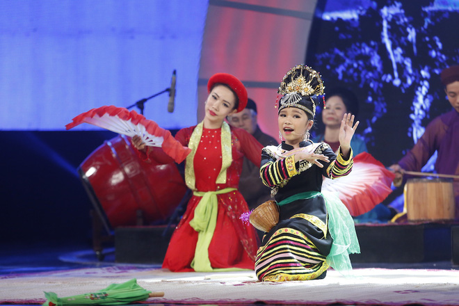 xuat hien be 9 tuoi xinh xan khien lai van sam phai tro tai hat xam