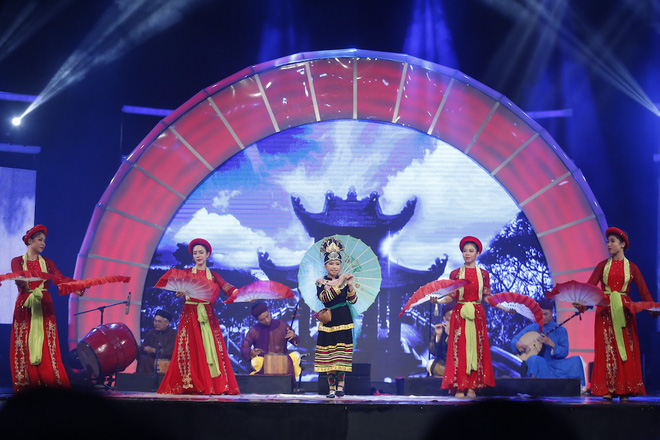 xuat hien be 9 tuoi xinh xan khien lai van sam phai tro tai hat xam
