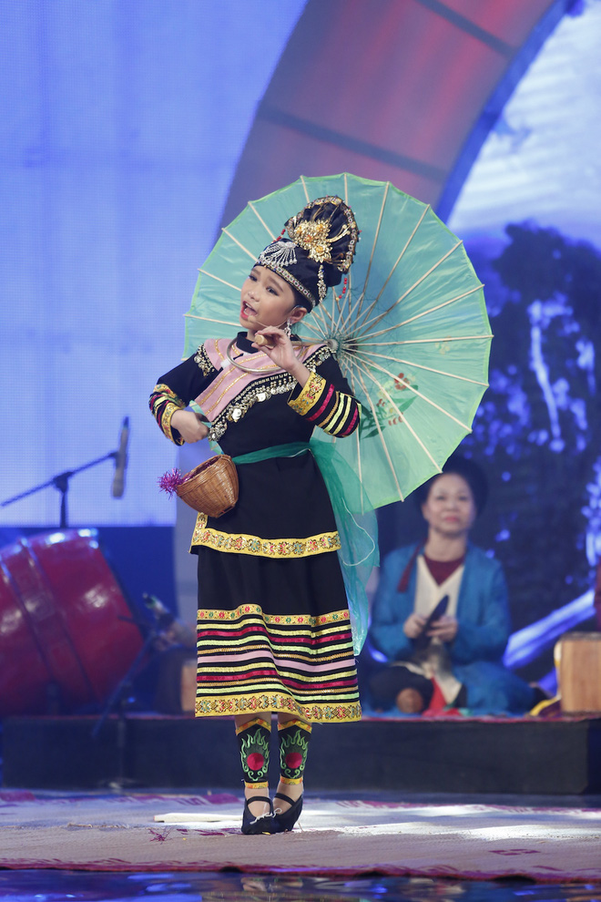 xuat hien be 9 tuoi xinh xan khien lai van sam phai tro tai hat xam