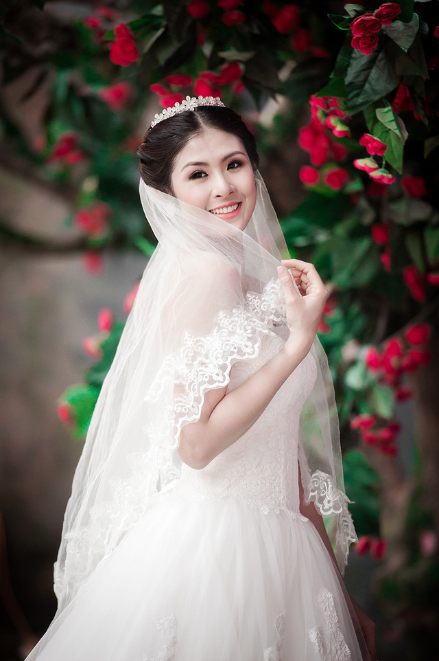 ro ri anh cuoi lung linh cua hoa hau ngoc han voi ban trai lau nam