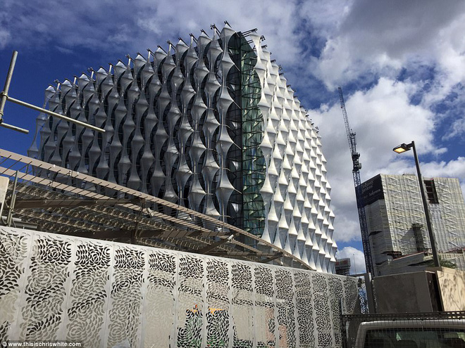 chi con vai thang nua cong trinh dai su quan dat nhat the gioi cua my tai london se di vao hoat dong