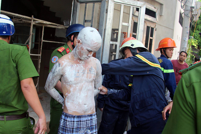 da nang nam thanh nien ngao da tu boi voi toan than leo len tang 3 nhay mua roi doa tu tu