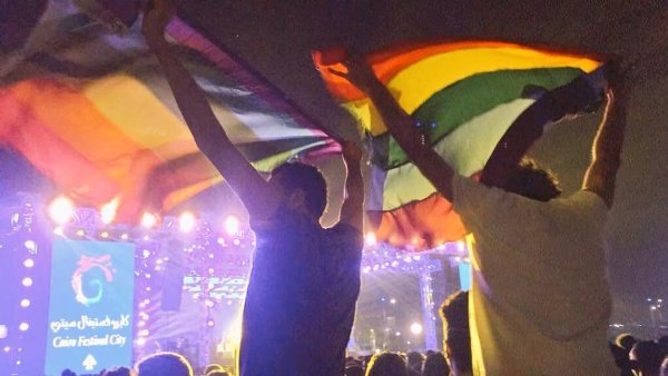 vay co cau vong trong buoi dien ca nhac 7 thanh nien bi canh sat bat giu