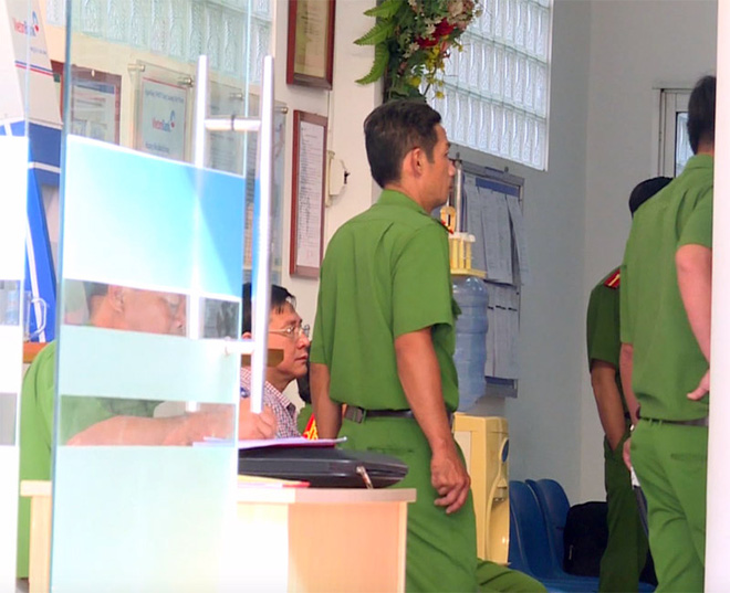 camera ghi canh ke bit mat cam sung xong vao cuop ngan hang giua ban ngay