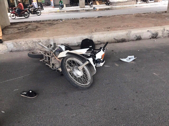 ha noi nam thanh nien di xe may tong vao 2 nguoi di bo ca 3 nhap vien cap cuu