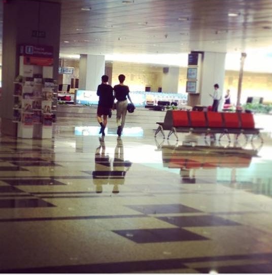 lo anh dao ba loc hen ho voi ban trai cu tai singapore