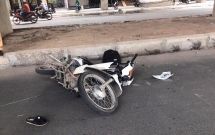 ha noi nam thanh nien di xe may tong vao 2 nguoi di bo ca 3 nhap vien cap cuu