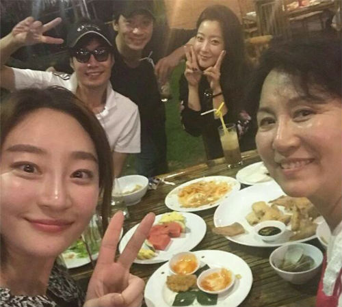 kim hee sun khong ngan ngai le la via he thuong thuc cac mon an tai da nang