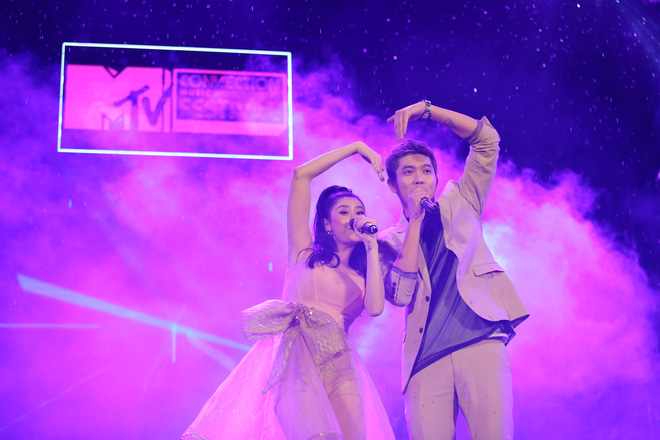 tim va truong quynh anh van tinh tu hon nhau duoi con mua lon