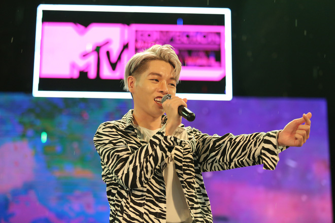 tim va truong quynh anh van tinh tu hon nhau duoi con mua lon