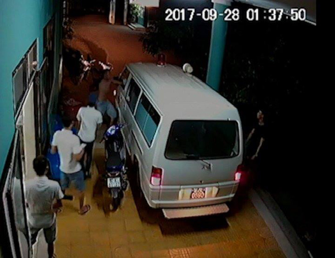 nhom thanh nien hon chien dap pha trung tam y te o quang nam trong dem