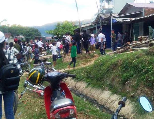 son la nu sinh lop 7 to bi 4 thanh nien hiep dam tap the khi o nha mot minh